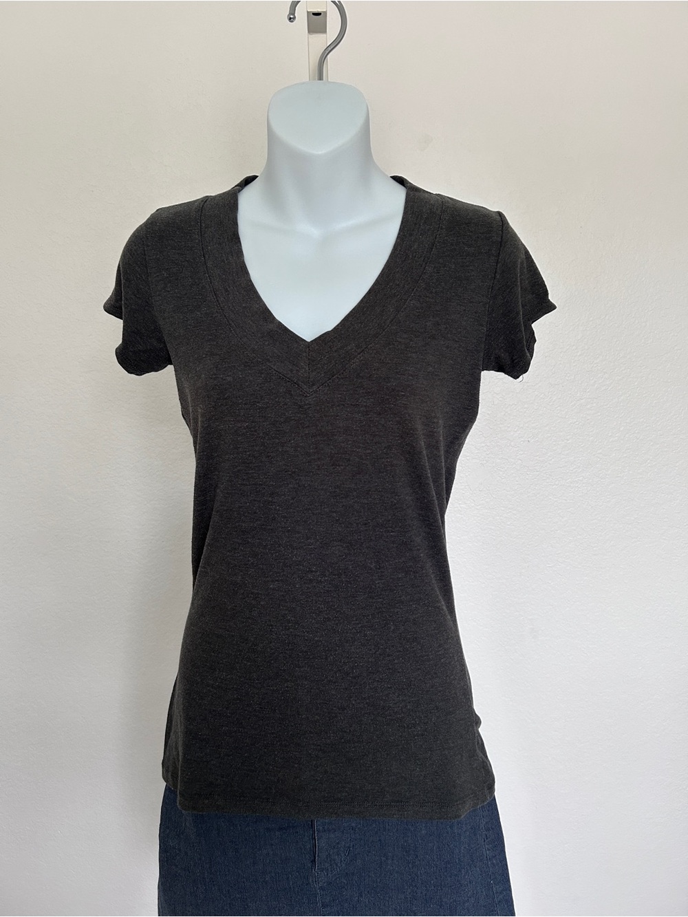 Wet Seal Charcoal Gray V-Neck Short Sleeve Basic Top T-Shirt Women’s Medium